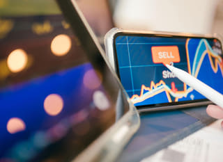 Monipörssisijoittaja tarkastelee Bitcoin-, Ethereum- ja forex-optioita